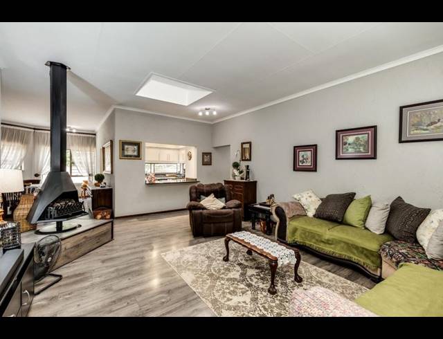 5 BEDROOM HOUSE FOR SALE IN FOURWAYS GARDENS